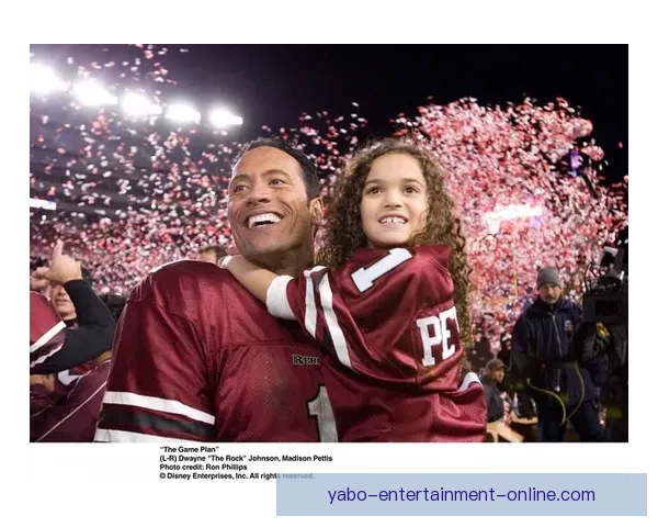 艾维街头激情演讲手持麦克风大胆表达观点引发路人热烈关注